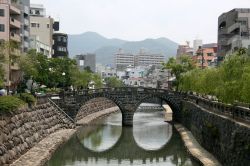 Il fiume Nakashima attraversa il centro di Nagasaki e scorre sotto il cosiddetto "ponte degli occhiali"... L'origine del nome si deduce dalla sua buffa linea architettonica- ...