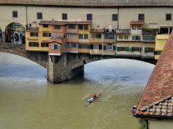 Il Ponte Vecchio a Firenze ed il fiume Arno. Lungo il fiume toscano vengono svolte attività sportive come il canottaggio, mentre il jogging e la corsa vengono praticate sui cosiddetti ...