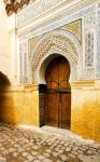 Porta con ricchi stucchi marocchini, nel centro storico di Tangeri (Medina) la città più importante del Marocco setttentrionale - © Rechitan Sorin / Shutterstock.com