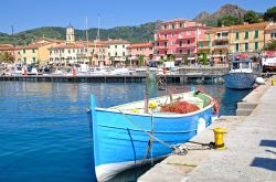 Porto Azzurro, lungo la costa orientale dell'Isola d'Elba, è una cittadina di circa 4 mila abitanti. Si affaccia sul Canale di Piombino col suo molo pittoresco, le sue case colorate ...