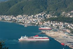 Porto di Igoumenitsa, dove i traghetti dall'Italia per la  Grecia compiono di solito il primo scalo - © ollirg / Shutterstock.com