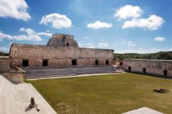 Il grande Quadrilatero delle Monache di Uxmal, in Messico. Tra le architetture di questa importante città Maya, questa è una delle meglio conservate, e conta di 4 edifici distinti, ...