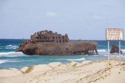 Il relitto della nave Santa Maria su una spiaggia di Boa Vista, lungo la costa nord dell'isola. Siamo a Capo Verde (Africa) - © Sabino Parente / Shutterstock.com