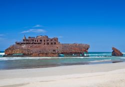 Relitto in una spiaggia di Capo Verde: ci troviamo a Boa Vista e la nave è la Cabo Santa Maria naufragata nel 1968 - © p.schwarz / Shutterstock.com