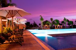 Resort di lusso  sull'isola di Phu Quoc in Vietnam, al tramonto - © Justin Kaewnopparat / Shutterstock.com