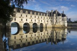 Riflessi sulle acque del Castello di Chenonceau in Francia. La fortezza venne eretta tra il 15 e 16° secolo alla confluenza tra il Fiume Loira ed il fiume Cher, suo affluente di sinistra ...