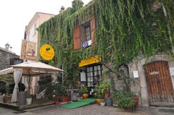 Alcuni ristoranti di Villeneuve Loubet (Francia): questo borgo della Costa Azzurra ha dato i natali ad un celebre cuoco francese, Auguste Escoffier