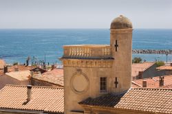 Un edificio storico nel centro di Saintes Maries de la Mer in Provenza, Francia meridionale - © imantsu / Shutterstock.com
