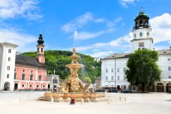 Salisburgo, Austria: Residenzplatz, una bella piazza nel centro città con fontana barocca - © Aleksandar Todorovic / Shutterstock.com