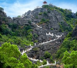 Salita al belvedere di Hang Mua, Ninh Binh, Vietnam: i numerosi gradini non devono scoraggiare i turisti, che una volta in cima saranno ripagati da uno splendido panorama sulla valle sottostante ...