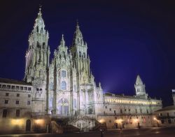 Santiago de Compostela: la Cattedrale illuminata di notte - Copyright foto www.spain.info