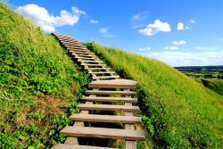 Una scala si inerpica sulle colline di Kernave in Lituania: ad appena 37 km da Vilnius, si tratta di uno dei siti archeologici più importanti del Baltico, tanto da essere incluso nel ...