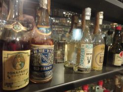 Schiedam il bar del Museo Jenever, che oltre il tipico gin olandese offre una vasta gamma di liquori