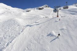 Piste da sci a Engelberg, Svizzera - Per chi è appassionato di pendii innevati, Engelberg, il cui nome significa "montagna dell'angelo", è uno dei migliori luoghi ...