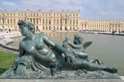 Scultura all'esterno del Palazzo di Versailles in Francia - © ppl / Shutterstock.com