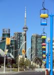 La seggiovia di Toronto e la Skyline della città vista dall'Exhibition Place. Siamo nella cpaitale dell'Ontario in Canada - © ValeStock / Shutterstock.com 