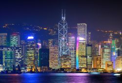 La Skyline di Hong Kong, una classica fotografia notturna della città della Cina - © Sean Pavone / Shutterstock.com