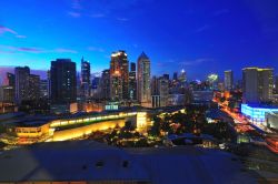 Skyline notturna di Manila, la metropoli nonché capitale delle Filippine - © skyearth / Shutterstock.com
