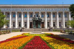 La Biblioteca Nazionale della Bulgaria, situata nel centro di Sofia, fu fondata il 4 aprile del 1878. Contiene l'archivio storico nazionale, migliaia di codici antichi, opere scultoree e ...