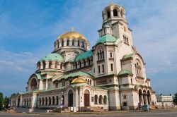 La cattedrale di Aleksandăr Nevski di Sofia (Bulgaria) è un colosso di 3170 mq, dall'interno in stile italiano, con decori in alabastro e metalli preziosi. Una sezione dell'edificio ...