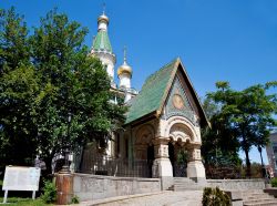 La chiesa russa di San Nicola, a Sofia (Bulgaria), attira gli sguardi dei turisti col suo esterno variopinto, riccamente decorato, poi li proietta in un'atmosfera solenne all'interno, ...