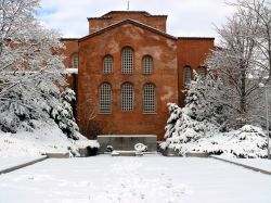 Con la neve i colori di Sofia diventano ancora più vivi, in contrasto col candore del paesaggio. Le nevicate non sono rare in questa zona della Bulgaria, con inverni frizzanti e pieni ...