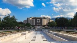 Il Palazzo Nazionale della Cultura di Sofia (Bulgaria) è un grande centro culturale con sale conferenze, spazi adibiti a eventi pubblici e mostre, negozi e altri esercizi commerciali ...