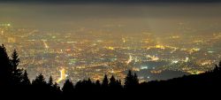 Di notte Sofia, capitale della Bulgaria, osservata dall'alto del monte Vitosha diventa una romantica distesa di luci - © skyearth / Shutterstock.com