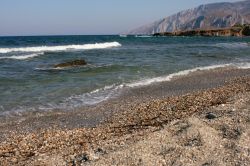 Spiaggia mista con sabbia e ciottoli sulle Isole Sporadi: ci troviamo lungo la costa di Skiros (Skyros) nel  Mar Egeo occidentale della Grecia - © Fenia / Shutterstock.com