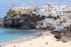 Spiaggia Morro Jable a Fuerteventura (Canarie) - Siamo nel sud dell'isola di Fuerteventura e questa località possiede due magnifiche spiagge: quella orientale è spesso ...