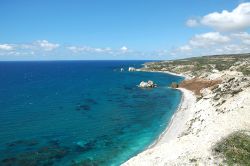 La spiaggia di Petra tou Romiou si trova una ventina di chilometri a est di Paphos, nella parte sud dell'isola di Cipro. A dominare la baia, lambita da acque turchesi limpidissime, ...