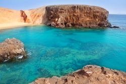 Playa el Papagayo a Lanzarote, Isole Canarie. Si trova nella porzione più meridionale dell'isola ed è famosa per le sue sabbie dorate e le acque cristalline che invitano a ...