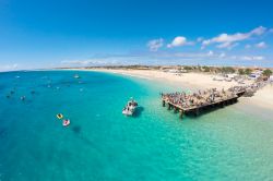 La magnifica spiaggia di Santa Maria sull'Isola di Sal (Ilha do Sal) a Capo Verde (Africa) - © Samuel Borges Photography / Shutterstock.com