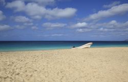 La grande spiaggia di Santa Maria sulla costa sud della Ilha do Sal a Capo Verde - © Sundebo / Shutterstock.com