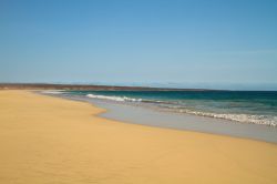 La famosa spiaggia di Santa Monica a Boa Vista, arcipelago di Capo Verde - © p.schwarz / Shutterstock.com