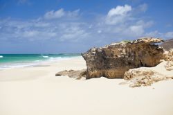 La spiaggia di Varandinha (Praia da Varandinha) sull'isola di Boa Vista, a Capo Verde - © Sabino Parente / Shutterstock.com