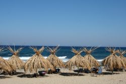Spiaggia con ombrelloni isola Skyros Sporadi Grecia - © Fenia / Shutterstock.com