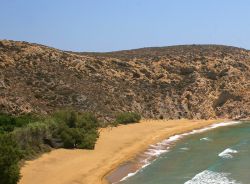 Una spiaggia isolata di Anafi nel mar Egeo meridionale, Grecia, arcipelago delle Cicladi.