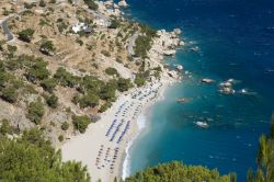 La bella spiaggia di Apella vista dall'alto: ci troviamo a Karpathos, in settembre, quando ancora il clima consente delle splendide giornate di mare tra le isole del Dodecaneso, in questo ...