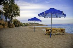 Isola di Chios, Grecia, Egeo nord-orientale: la spiaggia di Karfas è una delle più belle e famose dell'isola, situata a 7 km dalla città di Chios, con sabbia fine, acqua ...