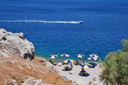 Spiaggia di Nos vicino a Yalos: ci troviamo sull'isola di Symi nel Dodecaneso (Grecia) - © David Fowler / Shutterstock.com