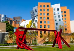 Il Ray and Maria Stata Center è un centro studi del M.I.T. (Massachusetts Institute of Technology) di Cambridge, Boston, progettato da Frank Gehry e completato nel 2004. Nella foto una ...