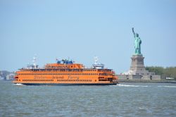 Staten Island Ferry e Statua della Libertà a New York, Stati Uniti. Il traghetto per Staten Island, da e verso la città di New York, è un servizio gratuito per il trasporto ...