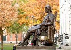 La statua bronzea di John Harvard è nel cortile della Harvard University di Cambridge, a Boston, nel Massachusetts. Fu realizzata da Daniel Chester French in onore del benefattore che ...