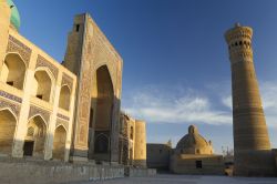 Una storica moschea nel centro di Bukhara, la magnifica città dell'Uzbekistan - © posztos / Shutterstock.com