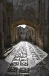 Nel cuore di Erice, nel nord-ovest della Sicilia, il sole gioca tra gli archi, le mura e le gradinate del borgo medievale, illuminando strade lastricate e piazzette di ciottoli - © Angelo ...