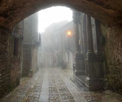 Nel centro di Erice (Trapani, Sicilia) si intrecciano stradine pittoresche. Anche qui, nel cuore del Mediterraneo, capita che la nebbia renda affascinanti e misteriose le vie del borgo - © ...
