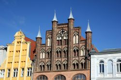 Stralsund affascina i visitatori con il suo centro storico gotico, con i palazzi nello stile tipico anseatico, che si trova nelle città storiche lungo le coste del Mar Baltico, in Germania ...
