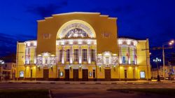 Teatro di Yaroslavl, Russia  - Una suggestiva immagine notturna del teatro Volkov di Yaroslavl dove si formò anche la prima compagnia teatrale russa. L'edificio attuale risale ...