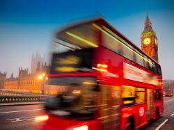 Tour sul bus presso il Big Ben a Londra, Inghilterra. Uno degli itinerari organizzati da City Seightseeing per scoprire le meraviglie della capitale londinese a bordo dei mitici autobus rossi ...
